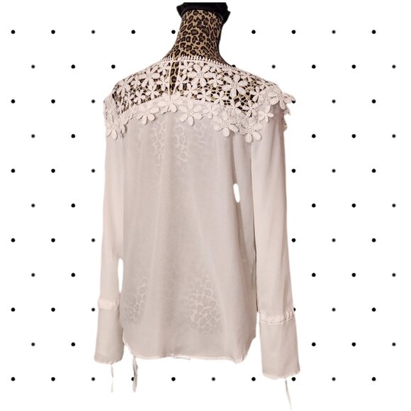 White Blouse with flower detail and wrist ties SIZE XL - Picture 4 of 6